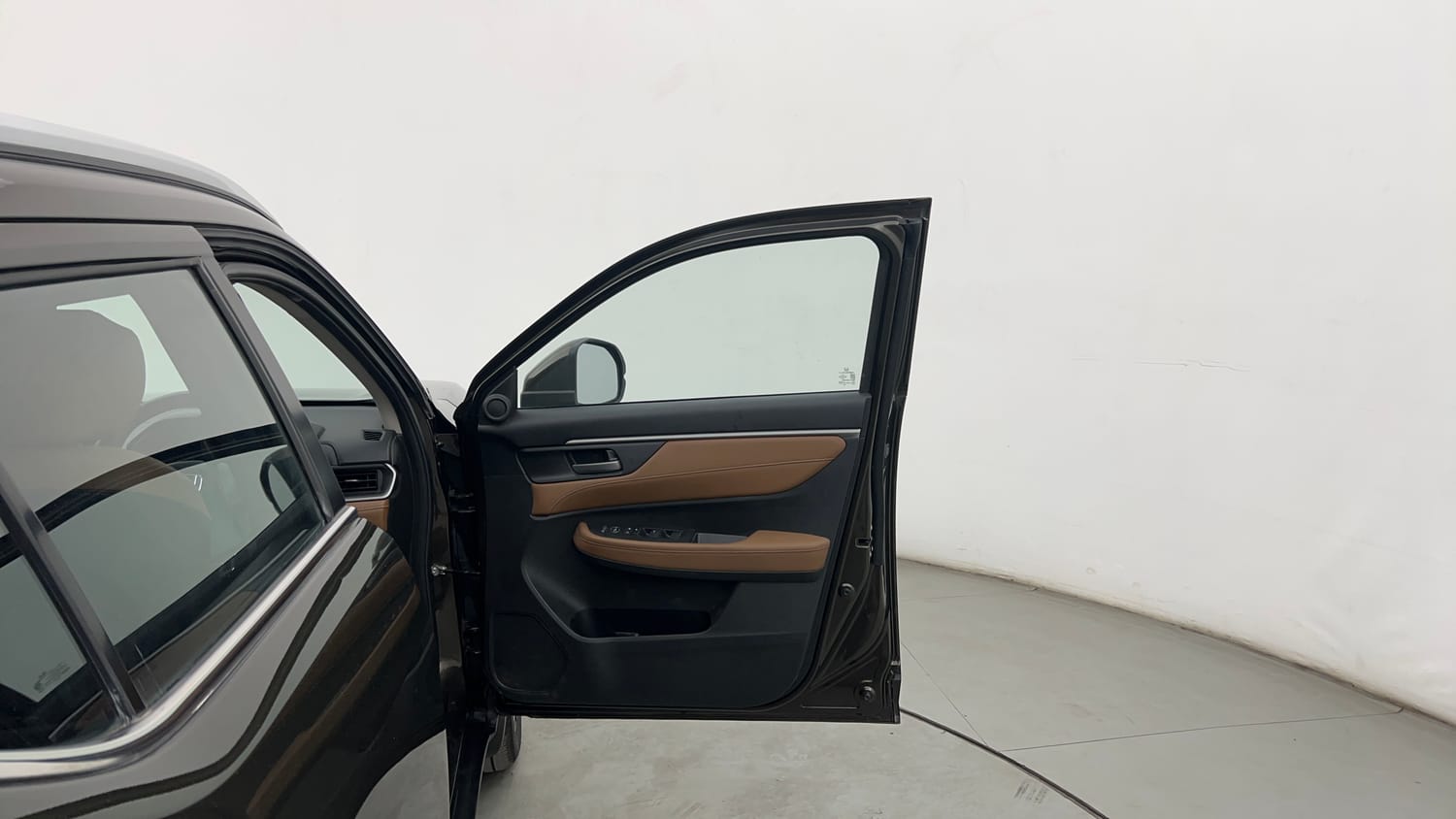 Used 2025 Honda Elevate ZX MT Petrol Manual interior RIGHT FRONT DOOR OPEN VIEW
