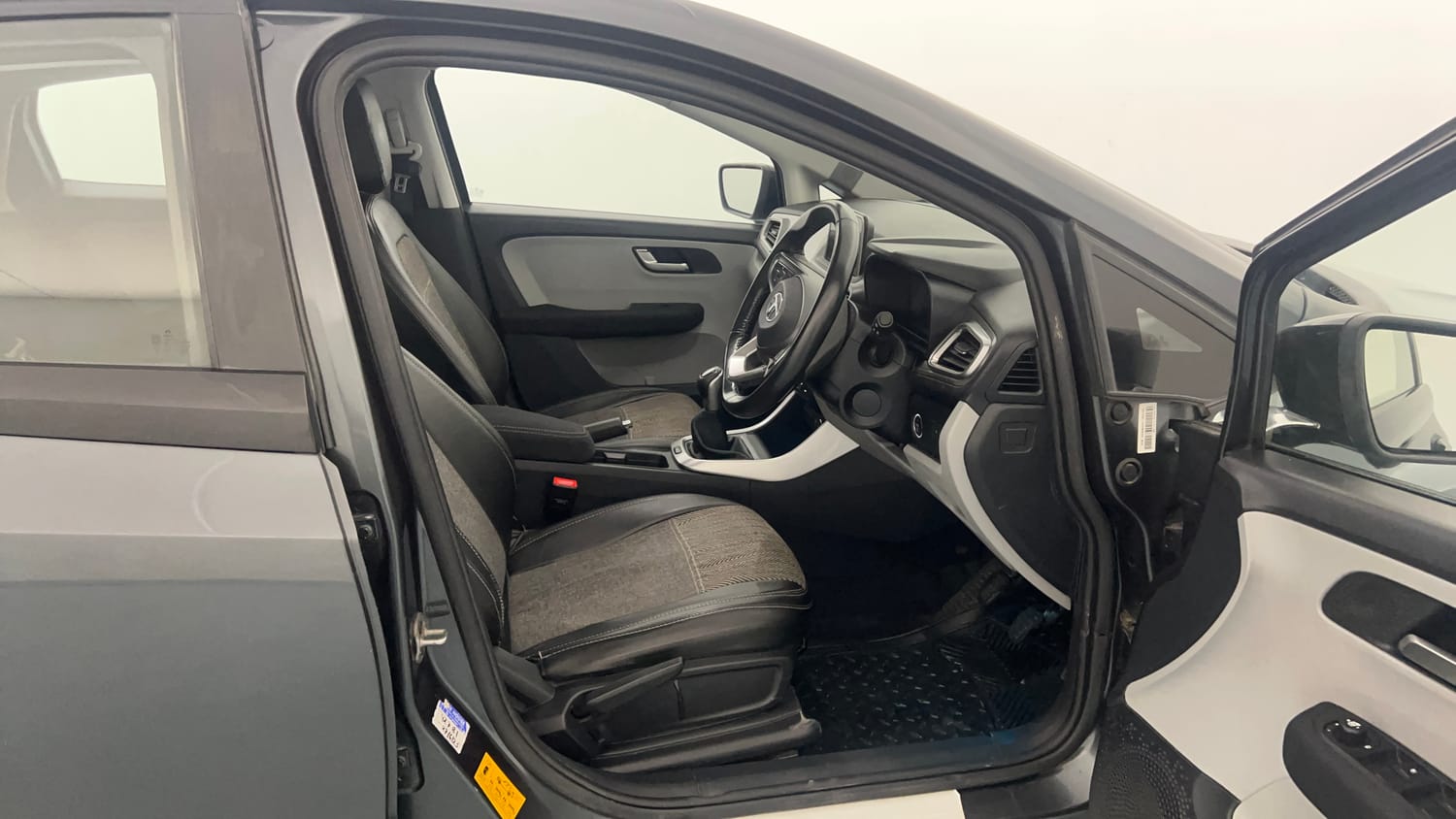 Used 2021 Tata Altroz XZ Petrol Petrol Manual interior RIGHT SIDE FRONT DOOR CABIN VIEW