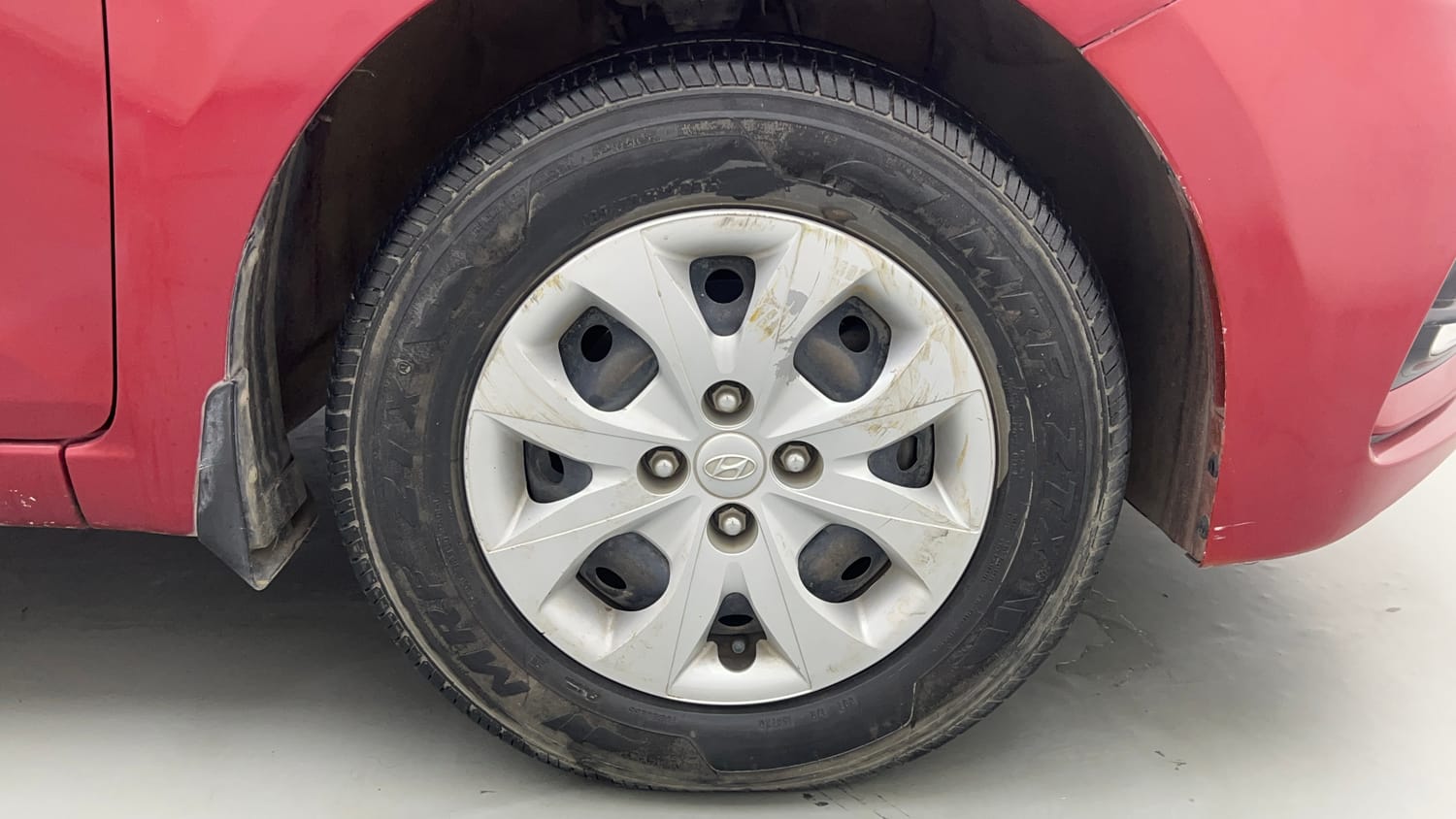 Used 2018 Hyundai Elite i20 Sportz 1.2 Petrol Manual tyres RIGHT FRONT TYRE RIM VIEW