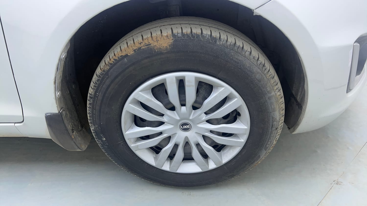 Used 2015 Maruti Suzuki Swift VXi Petrol Manual tyres RIGHT FRONT TYRE RIM VIEW