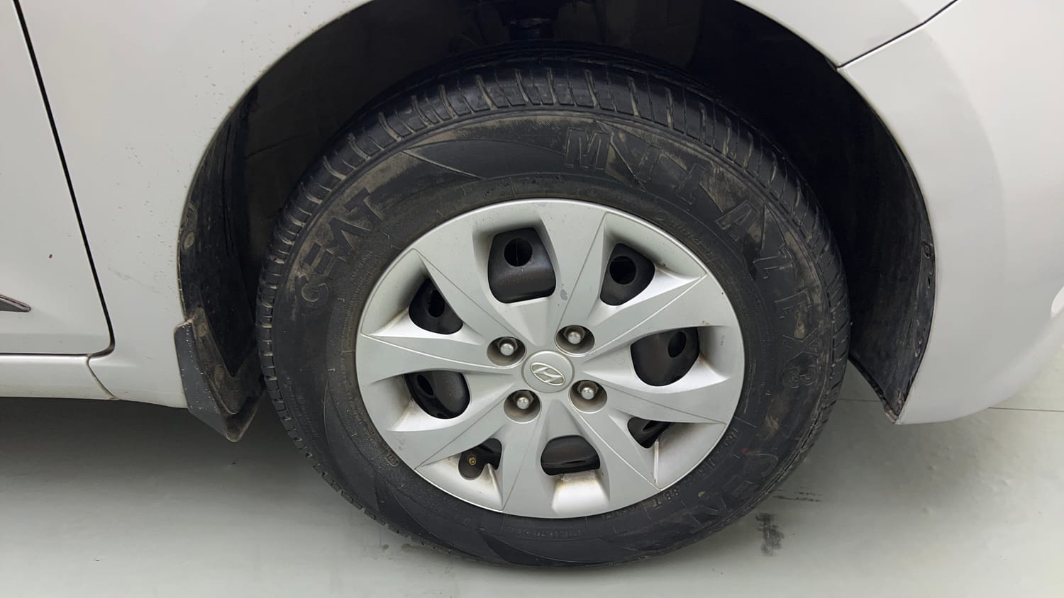 Used 2017 Hyundai Elite i20 Sportz 1.2 Petrol Manual tyres RIGHT FRONT TYRE RIM VIEW
