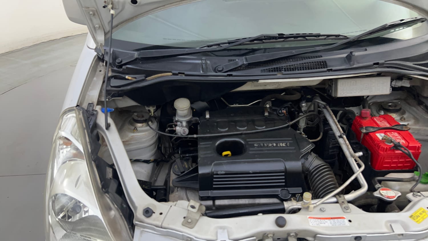 Used 2012 Maruti Suzuki Estilo VXi BS-IV Petrol Manual engine ENGINE RIGHT SIDE HINGE & APRON VIEW