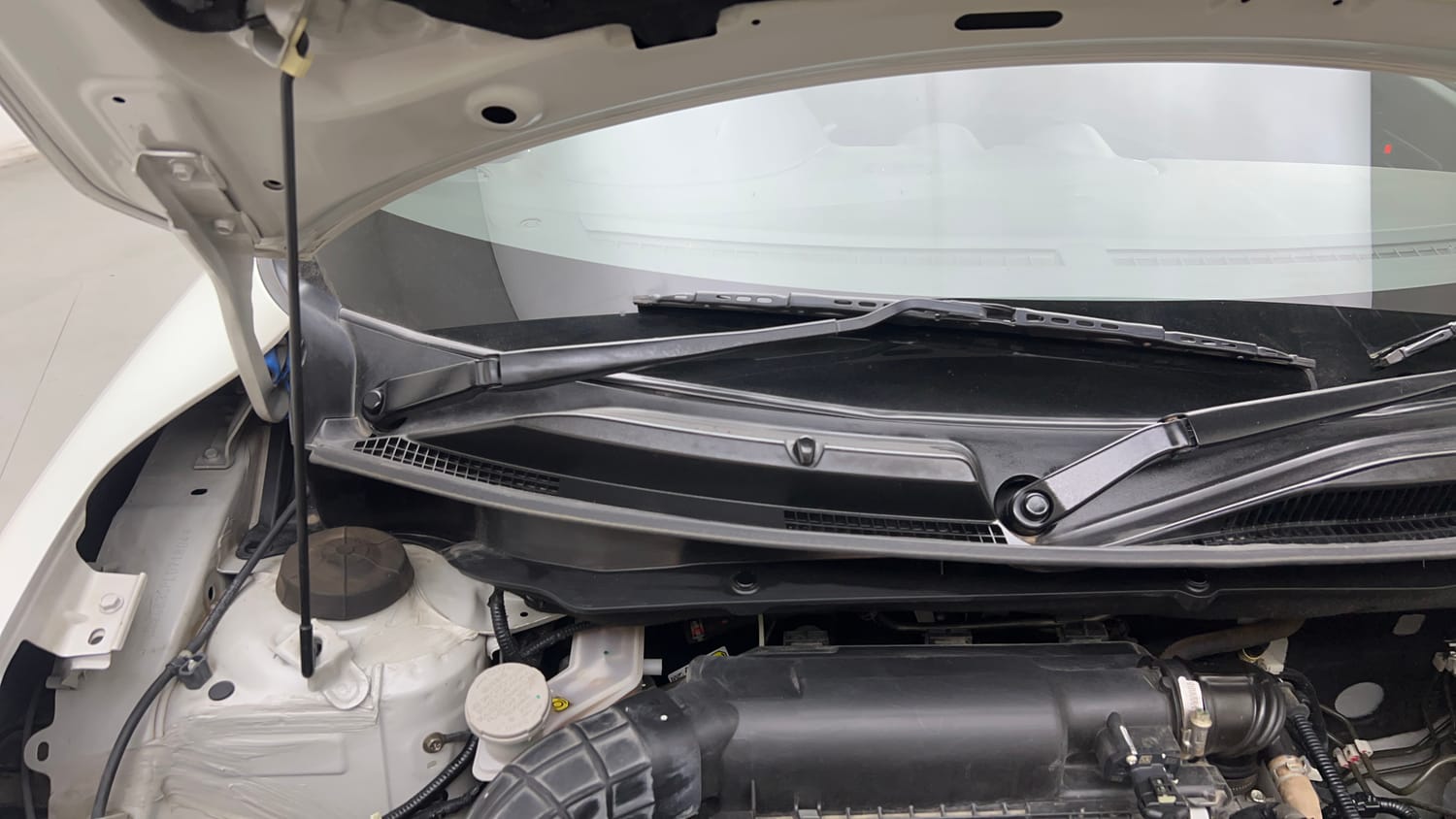 Used 2023 Maruti Suzuki Swift LXi Petrol Manual engine ENGINE RIGHT SIDE HINGE & APRON VIEW