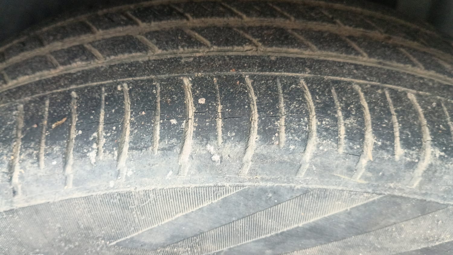Used 2015 Maruti Suzuki Swift Dzire VXI Petrol Manual tyres LEFT REAR TYRE TREAD VIEW