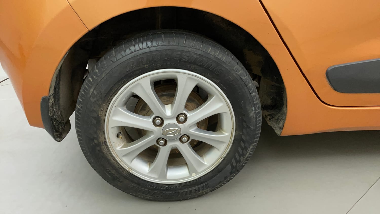Used 2015 Hyundai Grand i10 Asta AT 1.2 Kappa VTVT Petrol Automatic tyres RIGHT REAR TYRE RIM VIEW