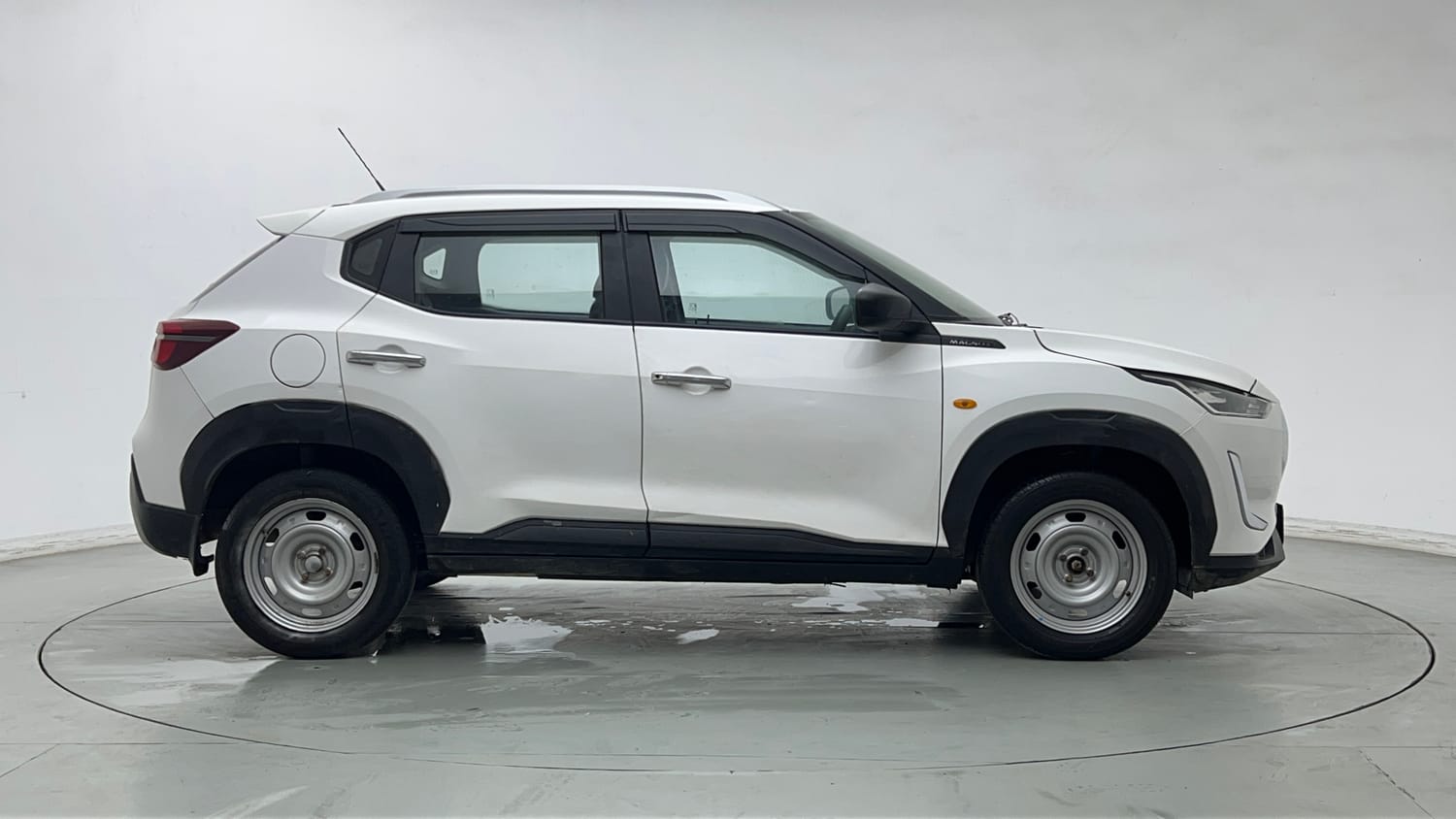 Used 2023 Nissan Magnite XE Petrol Manual exterior RIGHT SIDE VIEW