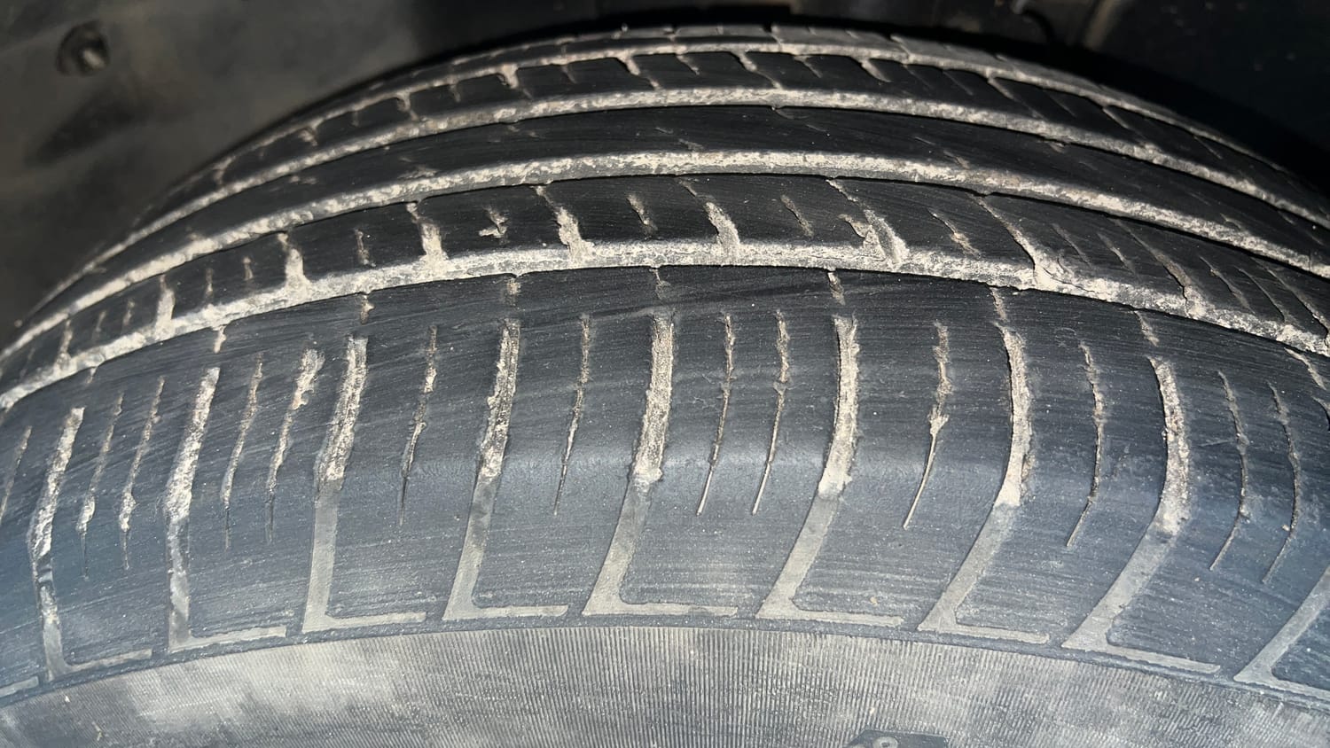 Used 2022 Tata Harrier XTA Plus Diesel Automatic tyres LEFT FRONT TYRE TREAD VIEW