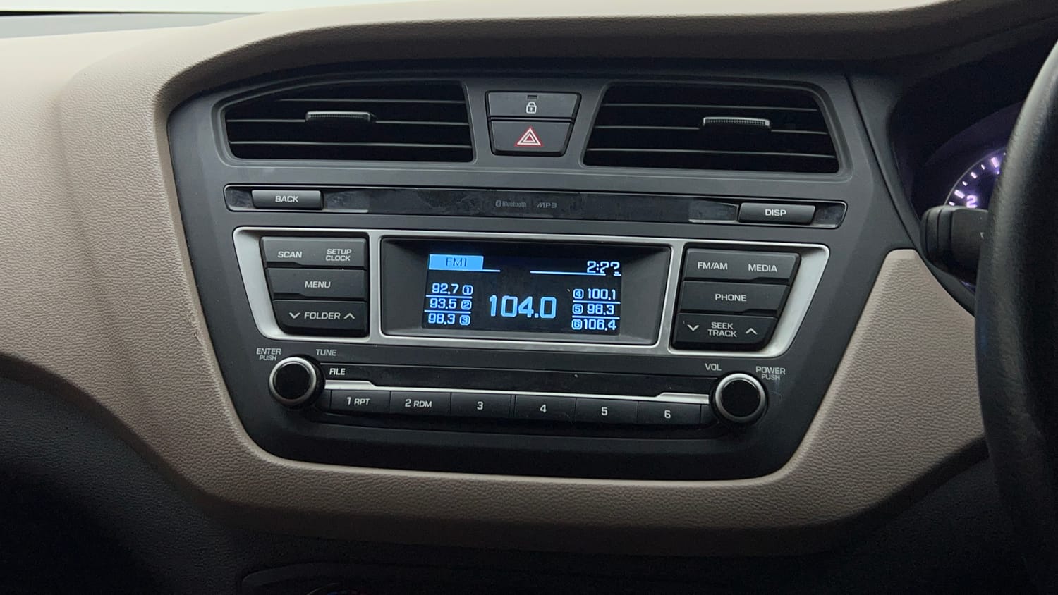 Used 2017 Hyundai Elite i20 Sportz 1.2 Petrol Manual top_features Integrated (in-dash) music system