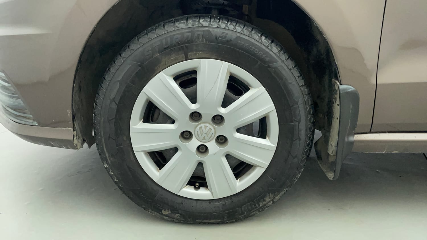 Used 2017 Volkswagen Ameo Trendline 1.2L (P) Petrol Manual tyres LEFT FRONT TYRE RIM VIEW