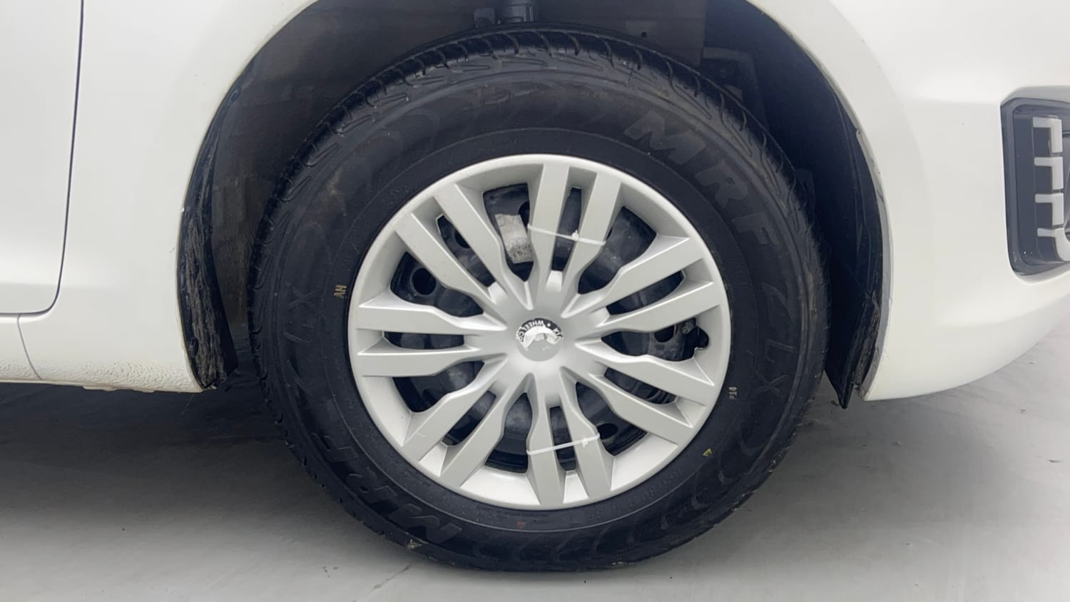Used 2015 Maruti Suzuki Swift VXi Petrol Manual tyres RIGHT FRONT TYRE RIM VIEW