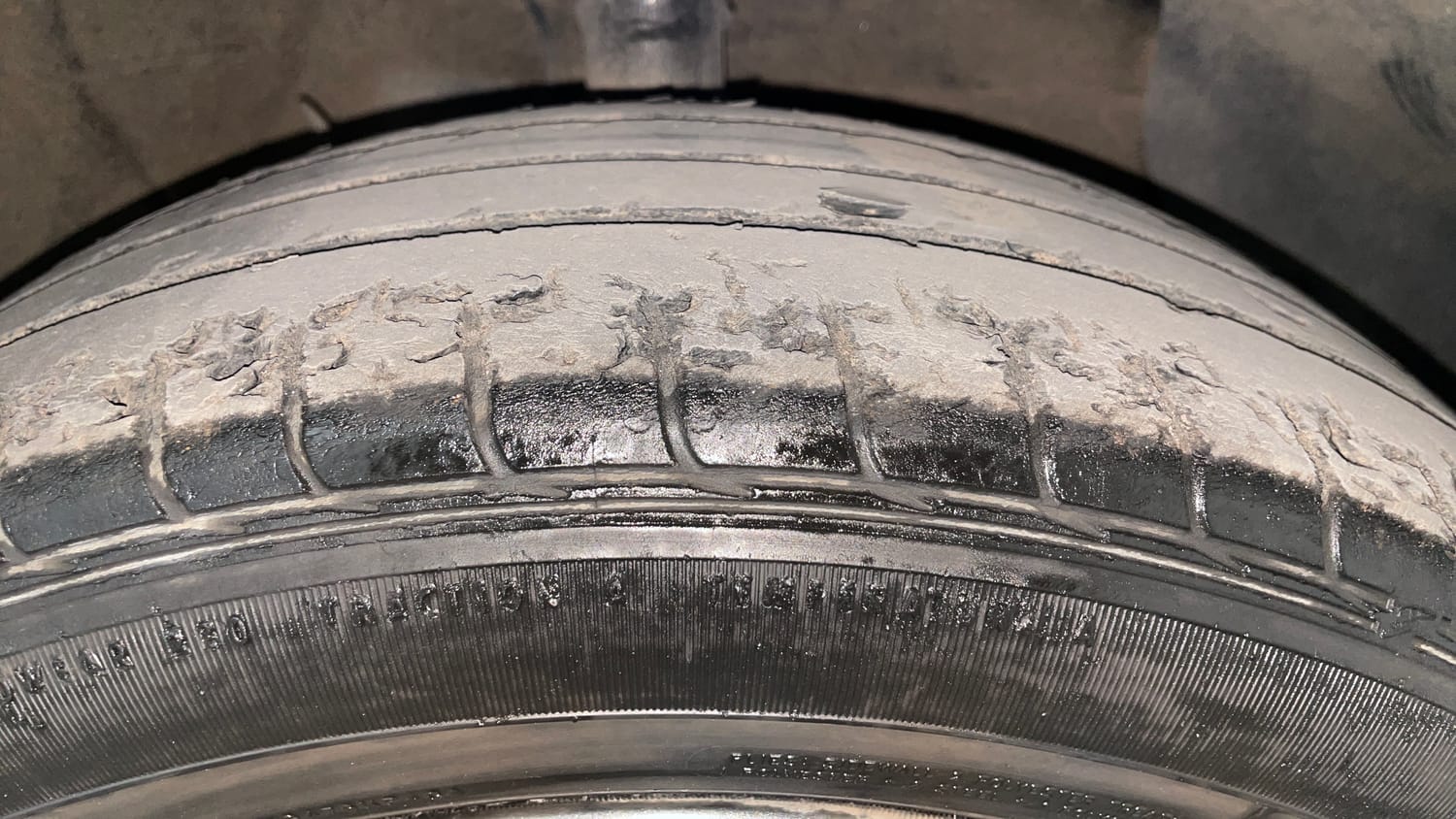 Used 2020 Hyundai Aura SX Plus 1.2 AMT Petrol Petrol Automatic tyres RIGHT FRONT TYRE TREAD VIEW
