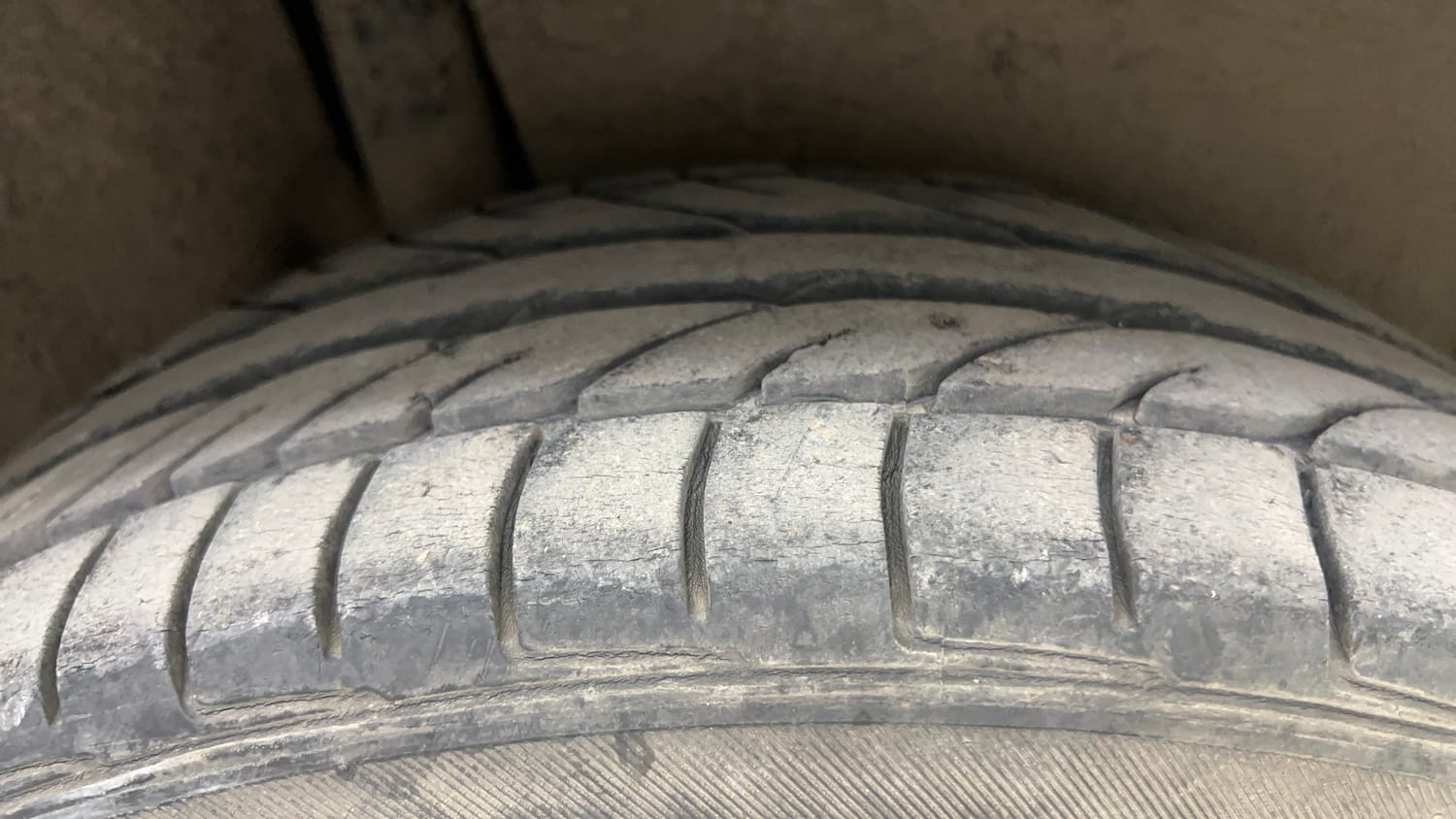 Used 2013 Ford EcoSport Titanium 1.5 TDCi Diesel Manual tyres RIGHT REAR TYRE TREAD VIEW