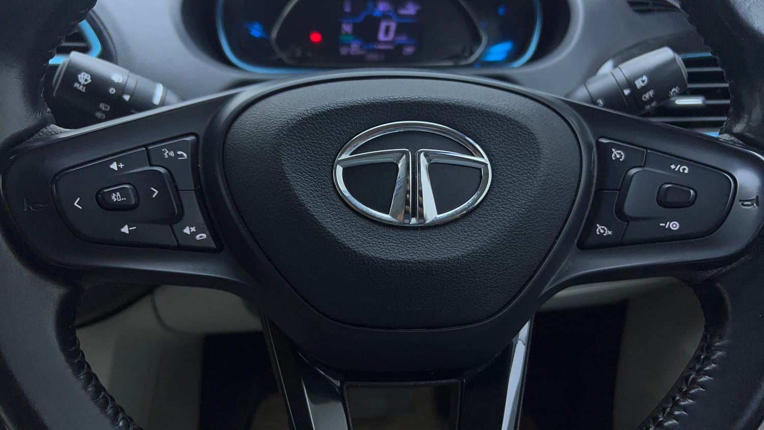 Used 2023 Tata Tiago EV XZ Plus Tech LUX Long Range Electric Automatic top_features Airbags