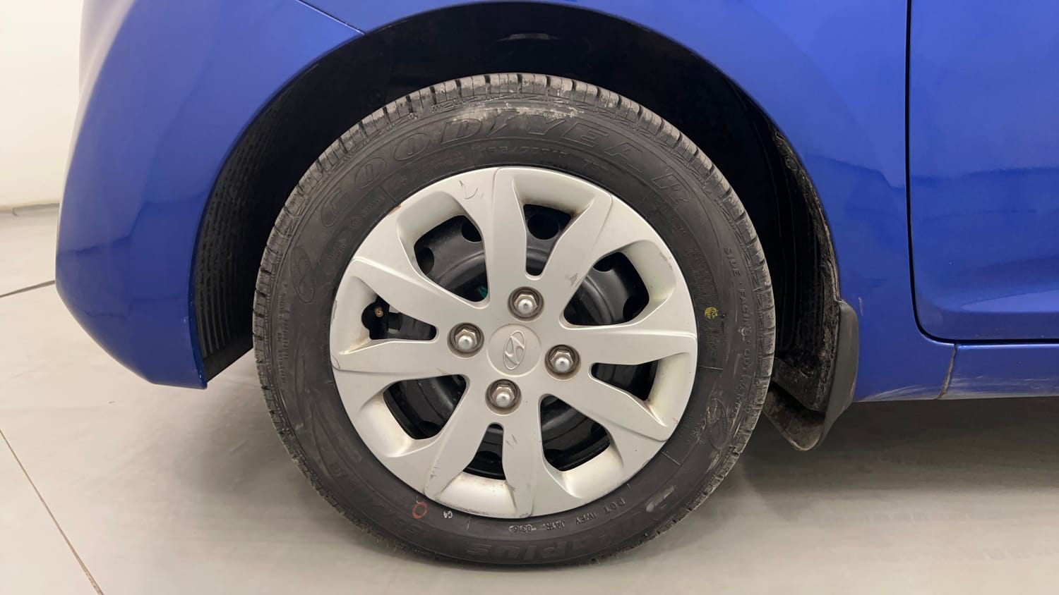 Used 2016 Hyundai Eon Magna Petrol Manual tyres LEFT FRONT TYRE RIM VIEW