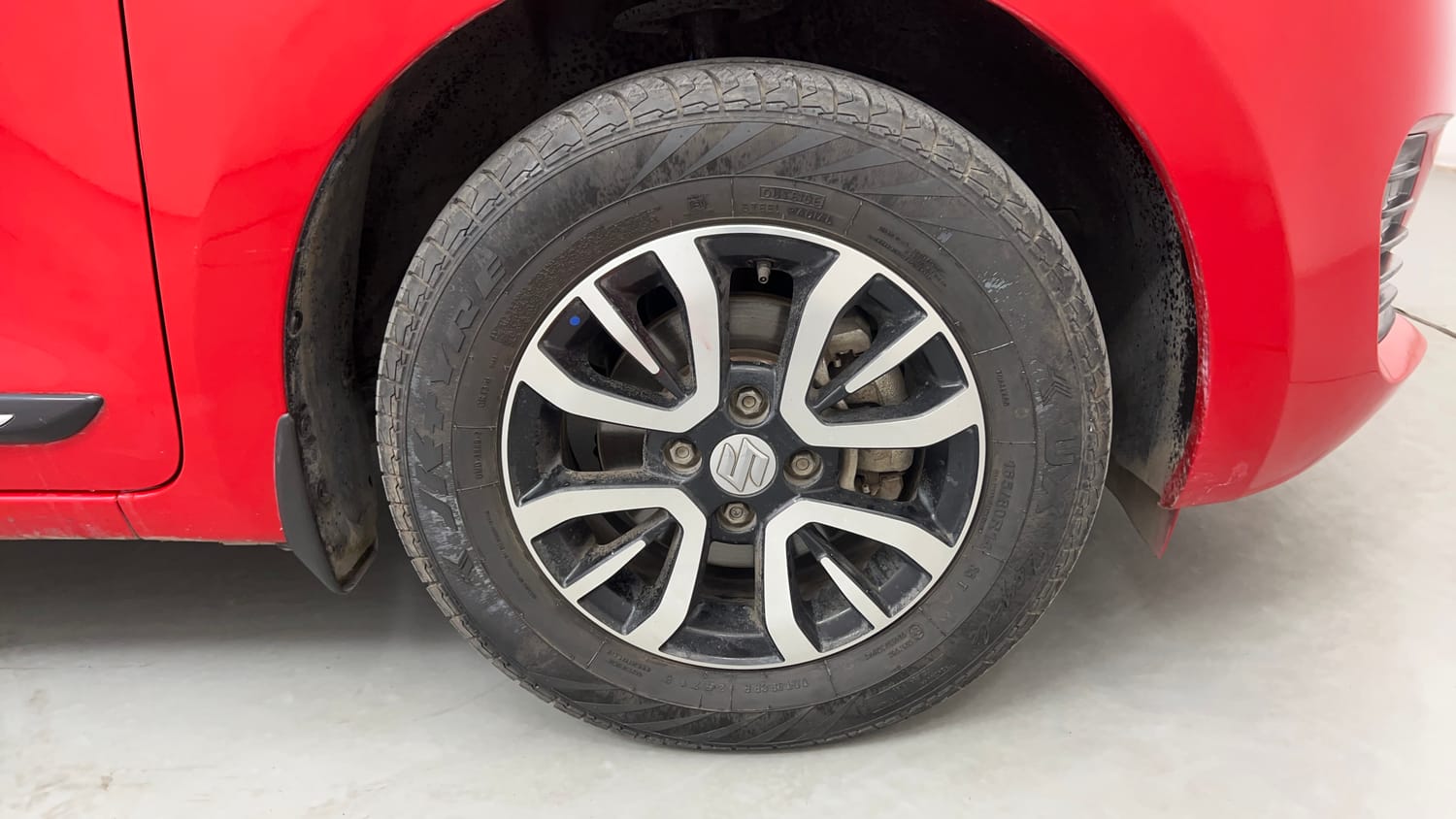 Used 2021 Maruti Suzuki Swift VXi AMT Petrol Automatic tyres RIGHT FRONT TYRE RIM VIEW