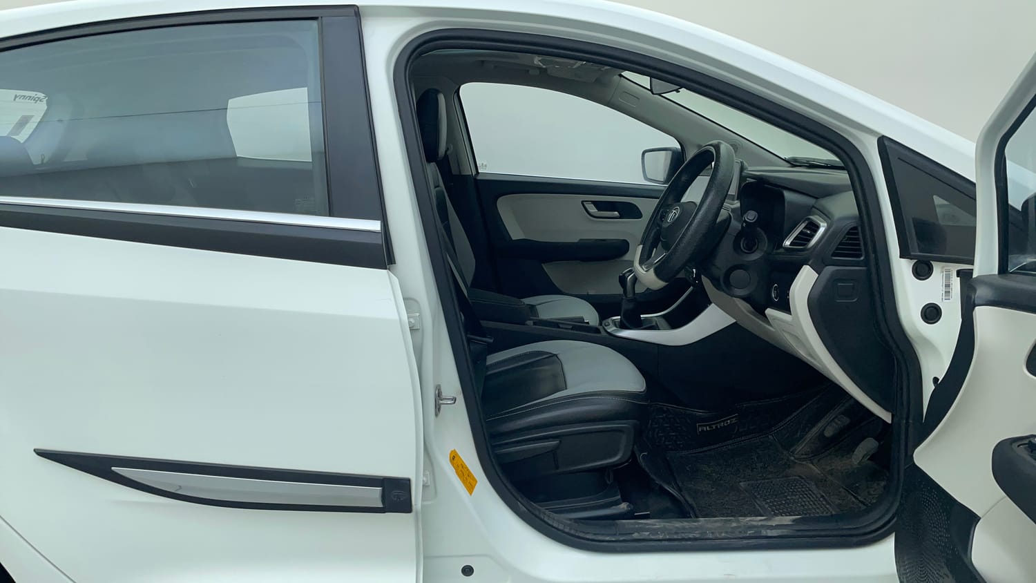 Used 2023 Tata Altroz XZ Plus (S) Diesel Diesel Manual interior RIGHT SIDE FRONT DOOR CABIN VIEW