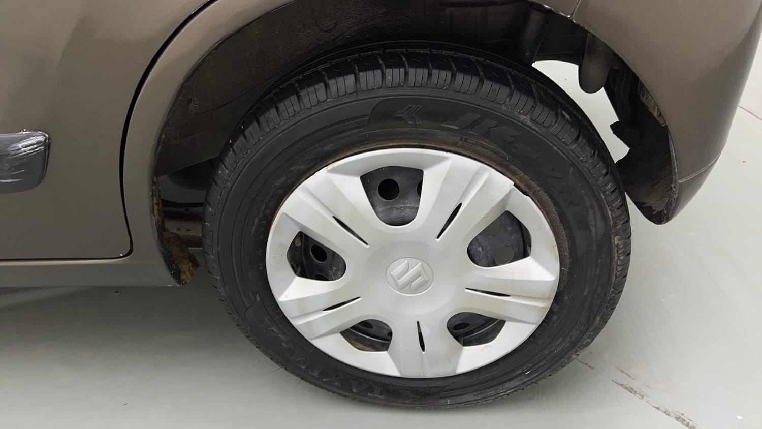Used 2015 Maruti Suzuki Wagon R VXI Petrol Manual tyres LEFT REAR TYRE RIM VIEW