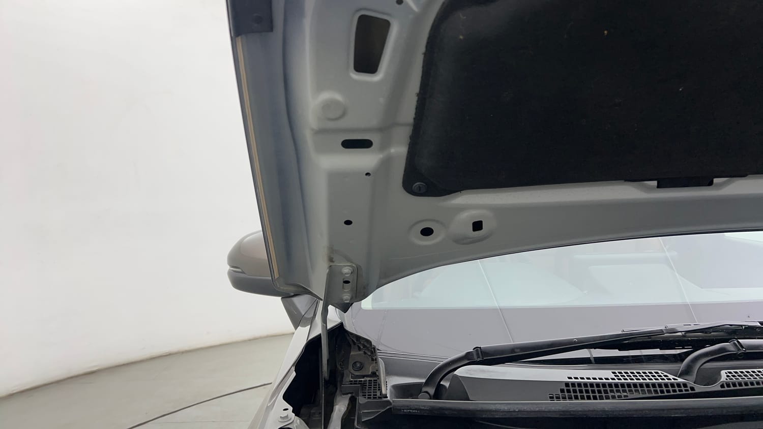 Used 2025 Honda Elevate ZX MT Petrol Manual engine ENGINE RIGHT SIDE HINGE & APRON VIEW