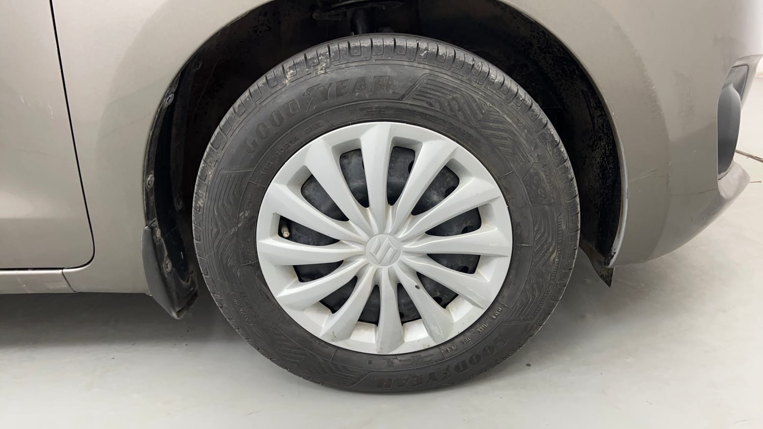 Used 2019 Maruti Suzuki Swift VDi AMT Diesel Automatic tyres RIGHT FRONT TYRE RIM VIEW