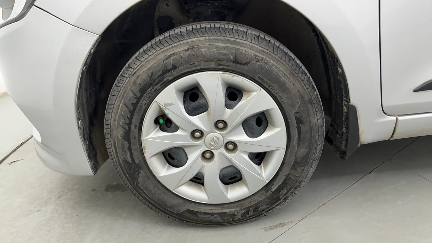 Used 2017 Hyundai Elite i20 Sportz 1.2 Petrol Manual tyres LEFT FRONT TYRE RIM VIEW