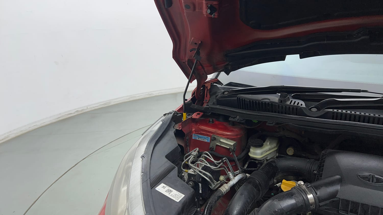 Used 2021 Tata Nexon XZ Plus (S) Petrol Manual engine ENGINE RIGHT SIDE HINGE & APRON VIEW