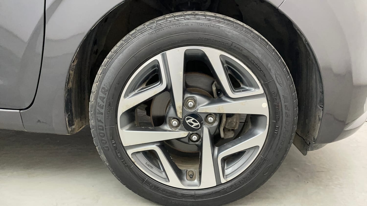 Used 2020 Hyundai Aura SX Plus 1.2 AMT Petrol Petrol Automatic tyres RIGHT FRONT TYRE RIM VIEW