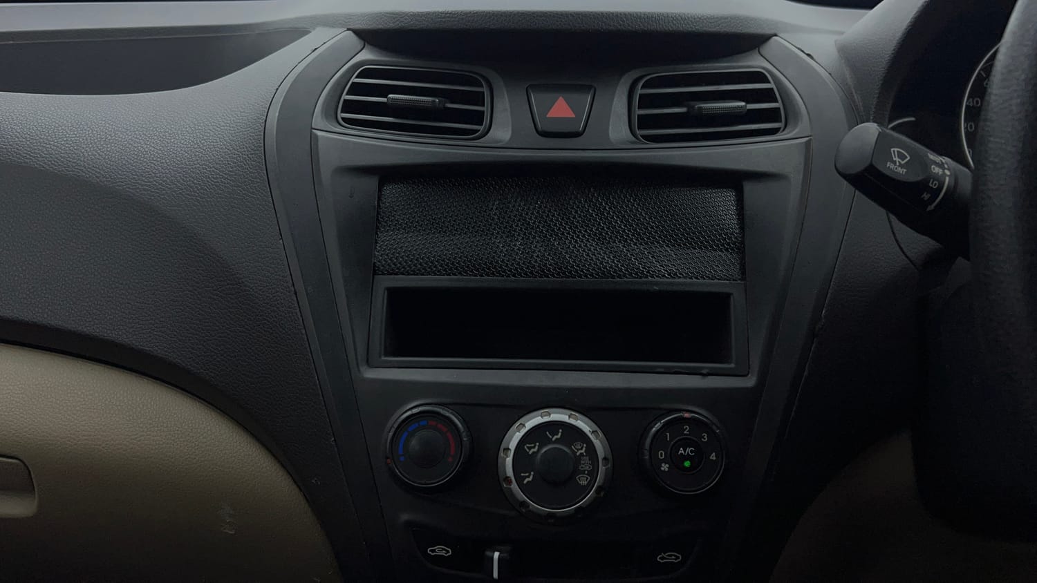 Used 2014 Hyundai Eon Sportz Petrol Manual top_features Integrated (in-dash) music system