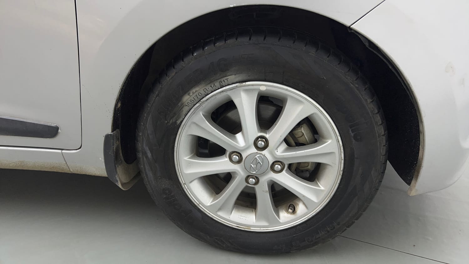 Used 2015 Hyundai Grand i10 Asta AT 1.2 Kappa VTVT Petrol Automatic tyres RIGHT FRONT TYRE RIM VIEW
