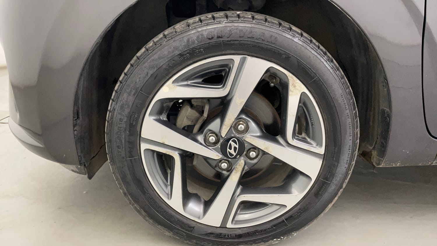 Used 2020 Hyundai Aura SX Plus 1.2 AMT Petrol Petrol Automatic tyres LEFT FRONT TYRE RIM VIEW