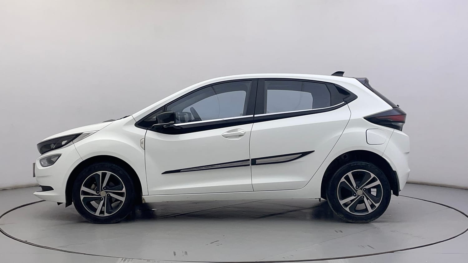 Used 2023 Tata Altroz XZ Plus (S) Diesel Diesel Manual exterior LEFT SIDE VIEW