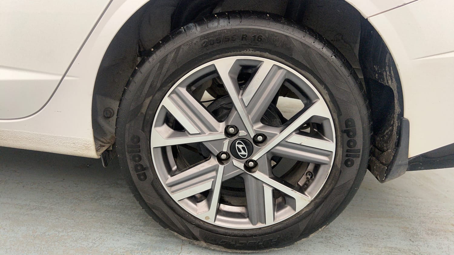 Used 2024 Hyundai Verna SX 1.5 Petrol MT Petrol Manual tyres LEFT REAR TYRE RIM VIEW