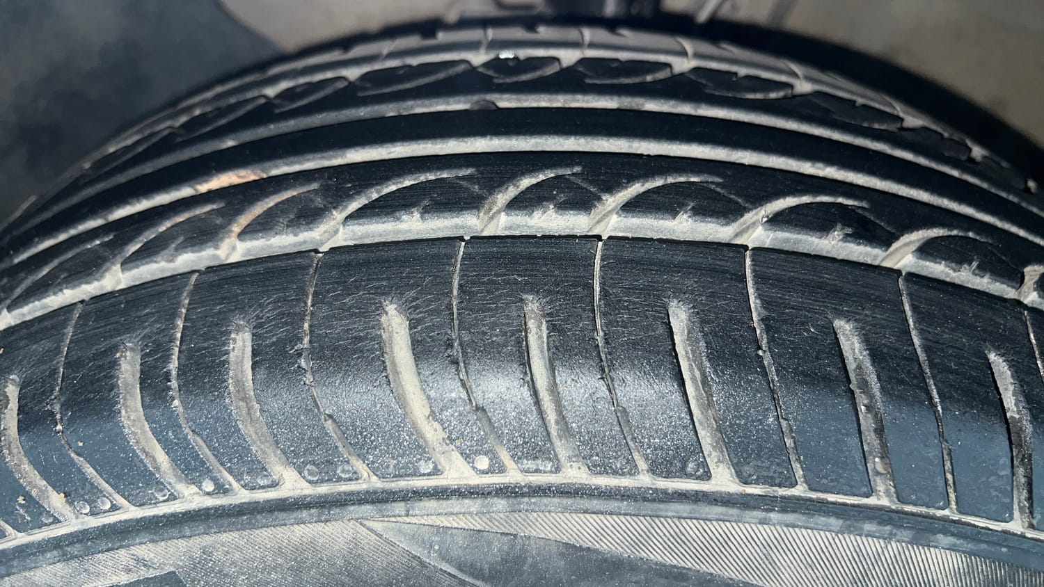 Used 2017 Hyundai Elite i20 Sportz 1.2 Petrol Manual tyres LEFT FRONT TYRE TREAD VIEW