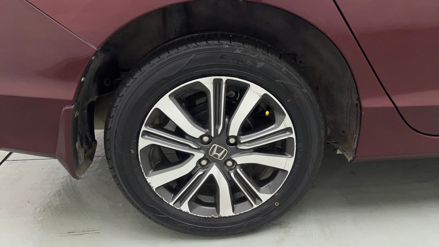 Used 2017 Honda City V Petrol Petrol Manual tyres RIGHT REAR TYRE RIM VIEW