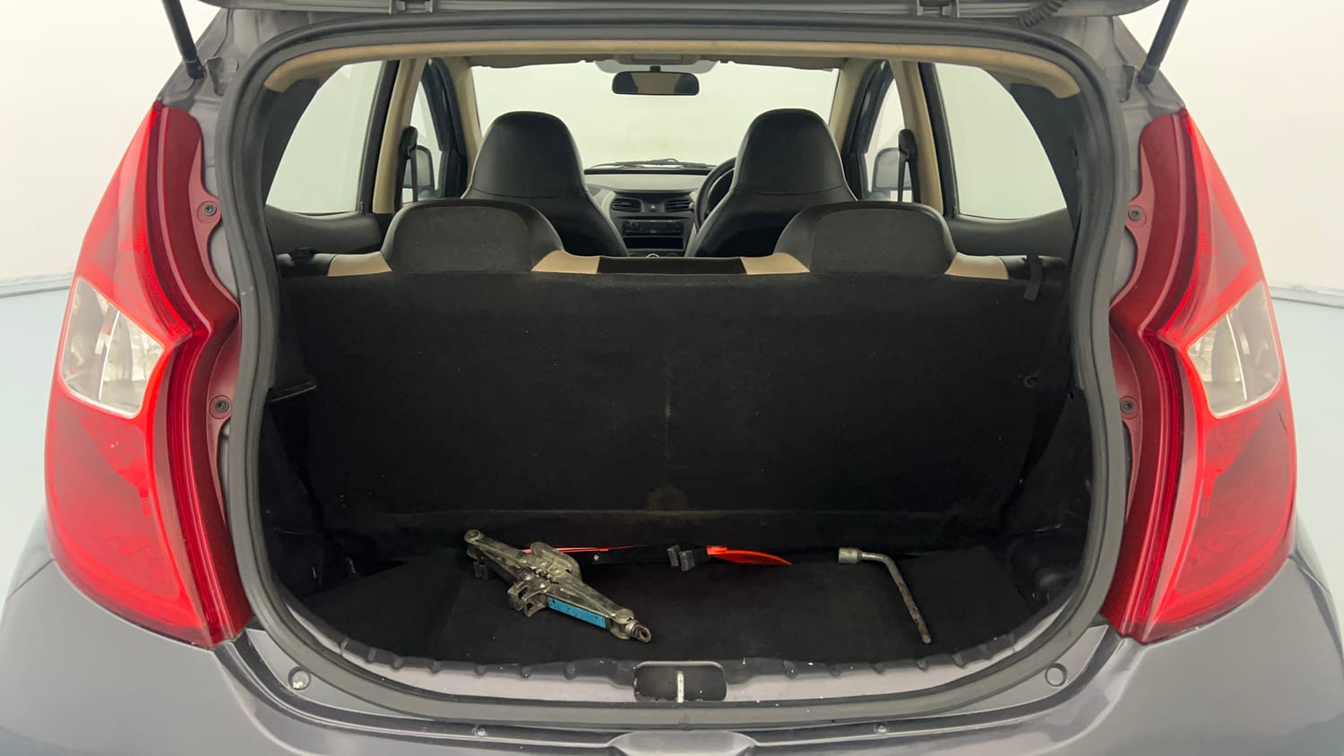 Used 2016 Hyundai Eon Era + Petrol Manual interior DICKY INSIDE VIEW