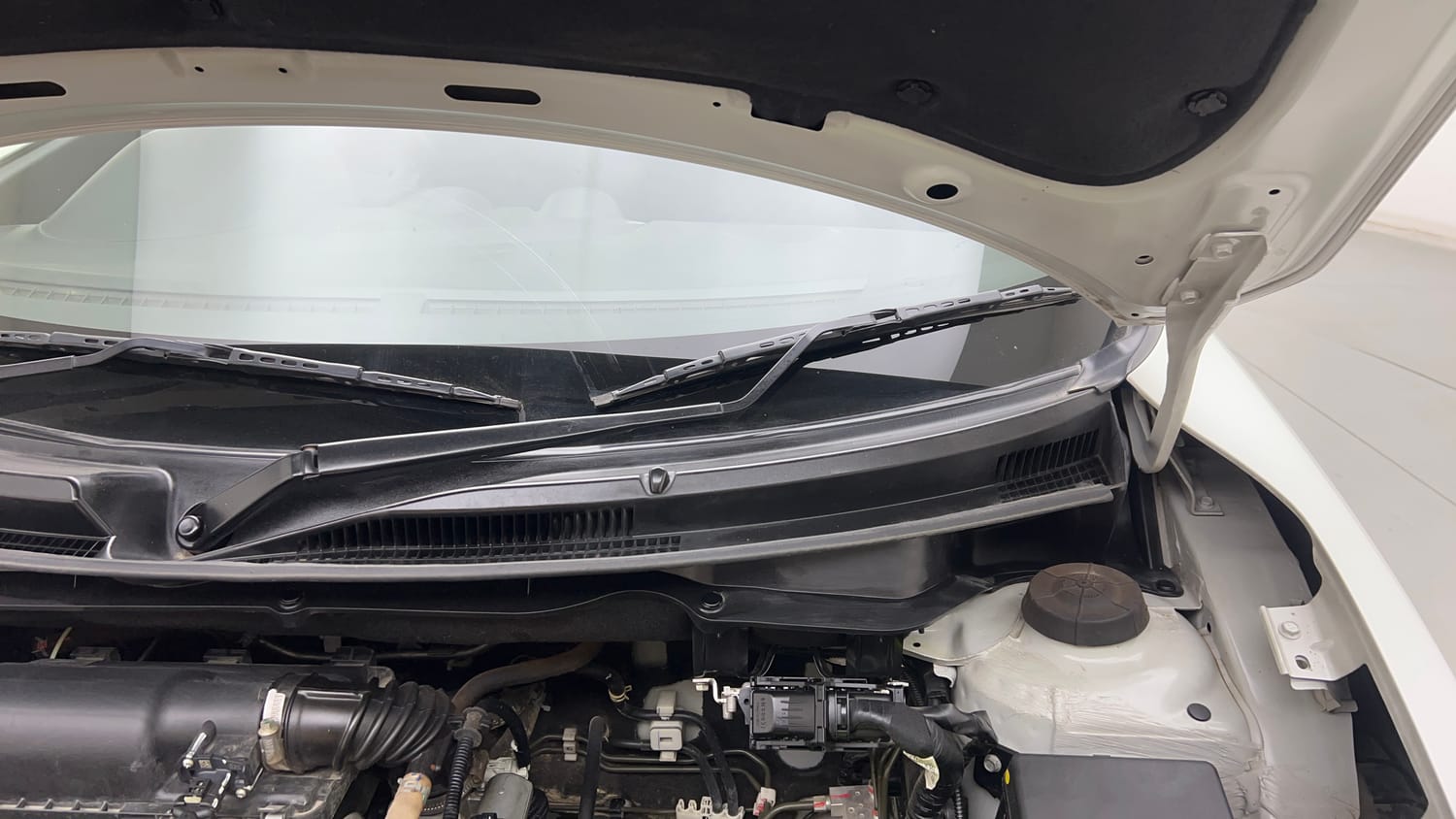 Used 2023 Maruti Suzuki Swift LXi Petrol Manual engine ENGINE LEFT SIDE HINGE & APRON VIEW