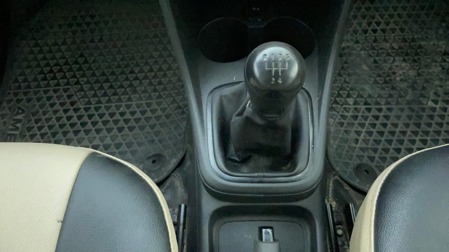 Used 2017 Volkswagen Ameo Trendline 1.2L (P) Petrol Manual interior GEAR  KNOB VIEW