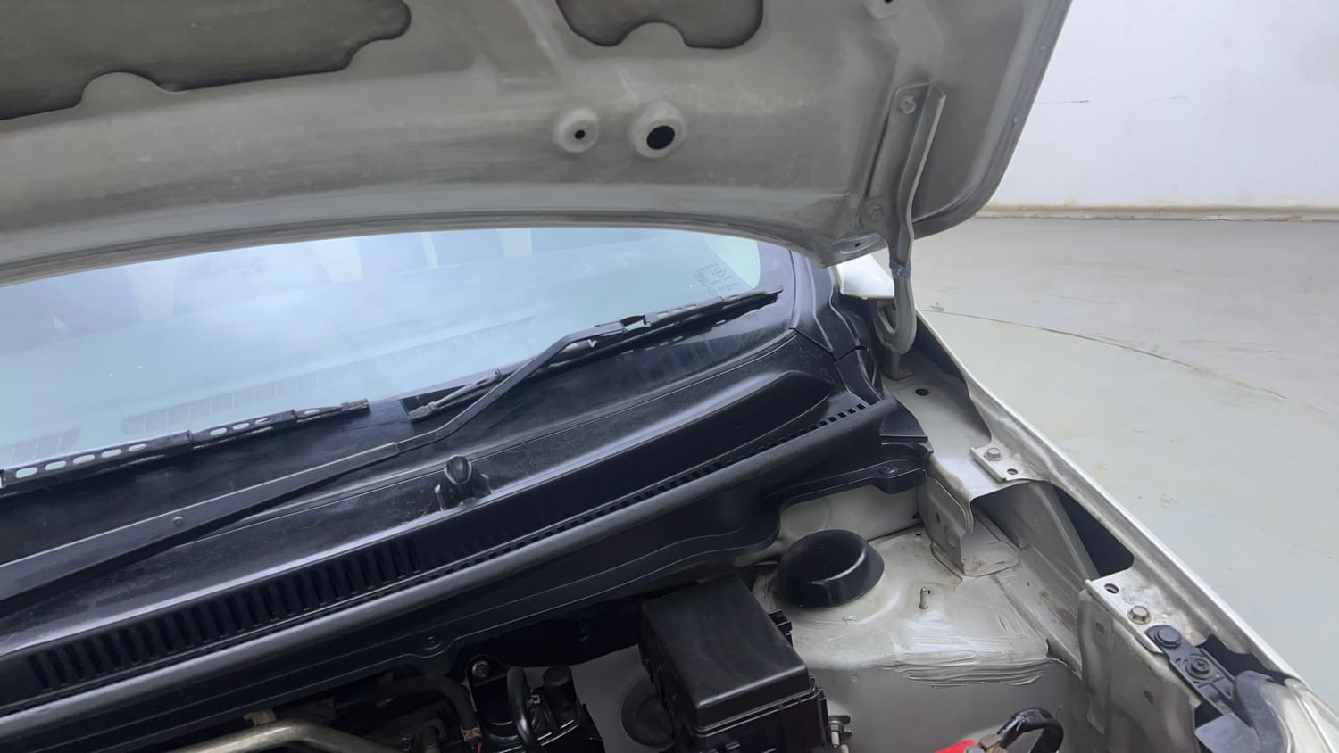 Used 2016 Maruti Suzuki Celerio VXi AMT Petrol Automatic engine ENGINE LEFT SIDE HINGE & APRON VIEW