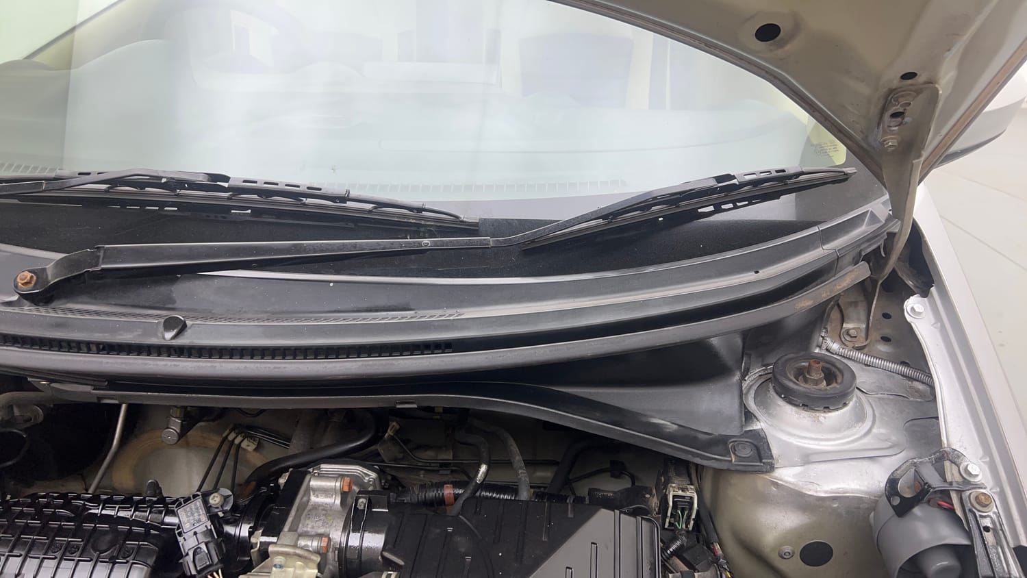 Used 2013 Honda Amaze 1.2 EX i-VTEC Petrol Manual engine ENGINE LEFT SIDE HINGE & APRON VIEW