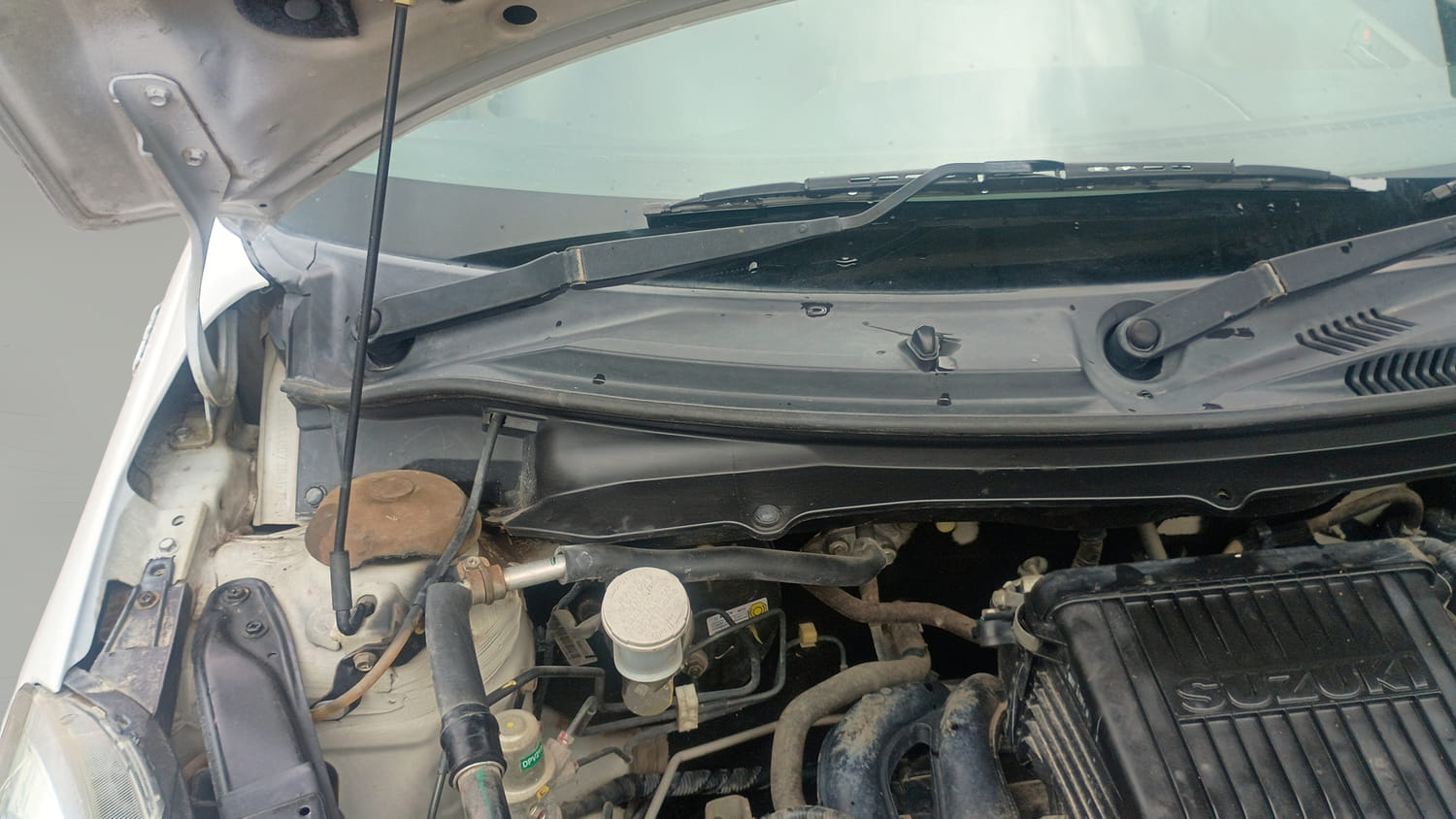 Used 2015 Maruti Suzuki Swift Dzire VXI Petrol Manual engine ENGINE RIGHT SIDE HINGE & APRON VIEW