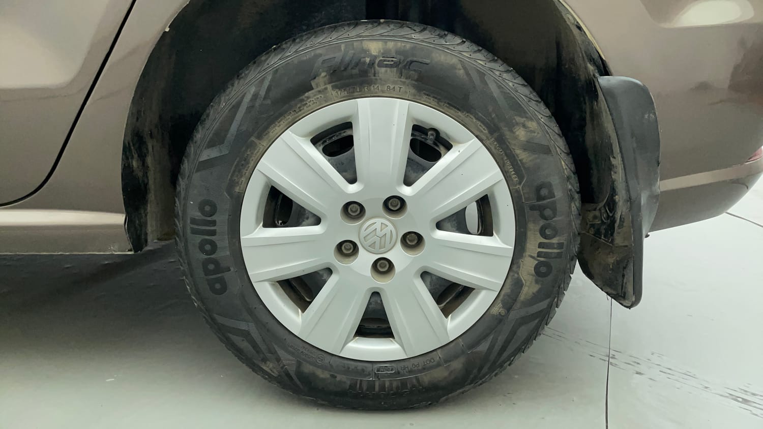 Used 2017 Volkswagen Ameo Trendline 1.2L (P) Petrol Manual tyres LEFT REAR TYRE RIM VIEW