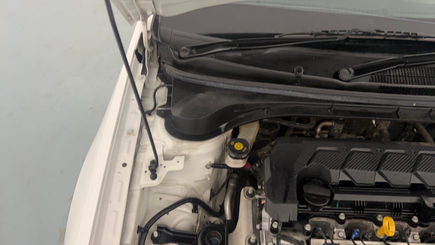 Used 2024 Hyundai Verna SX 1.5 Petrol MT Petrol Manual engine ENGINE RIGHT SIDE HINGE & APRON VIEW