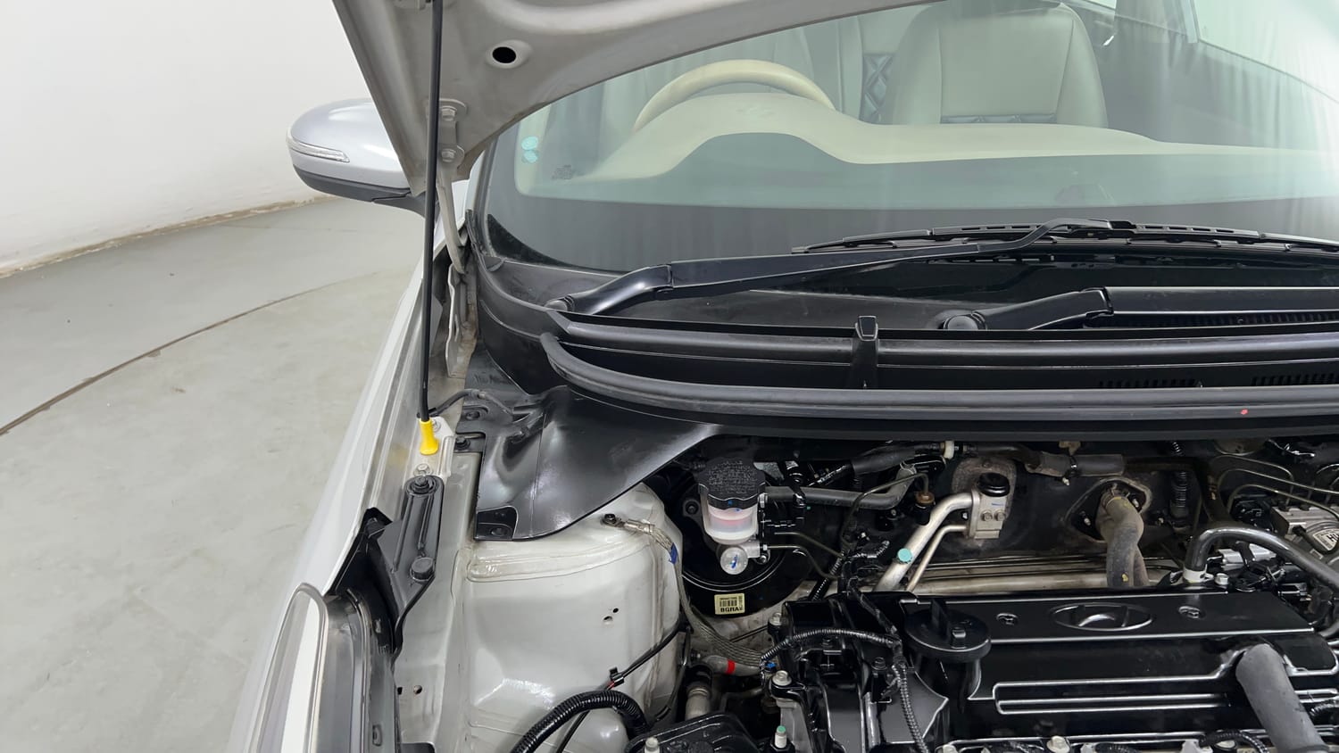 Used 2017 Hyundai Elite i20 Sportz 1.2 Petrol Manual engine ENGINE RIGHT SIDE HINGE & APRON VIEW