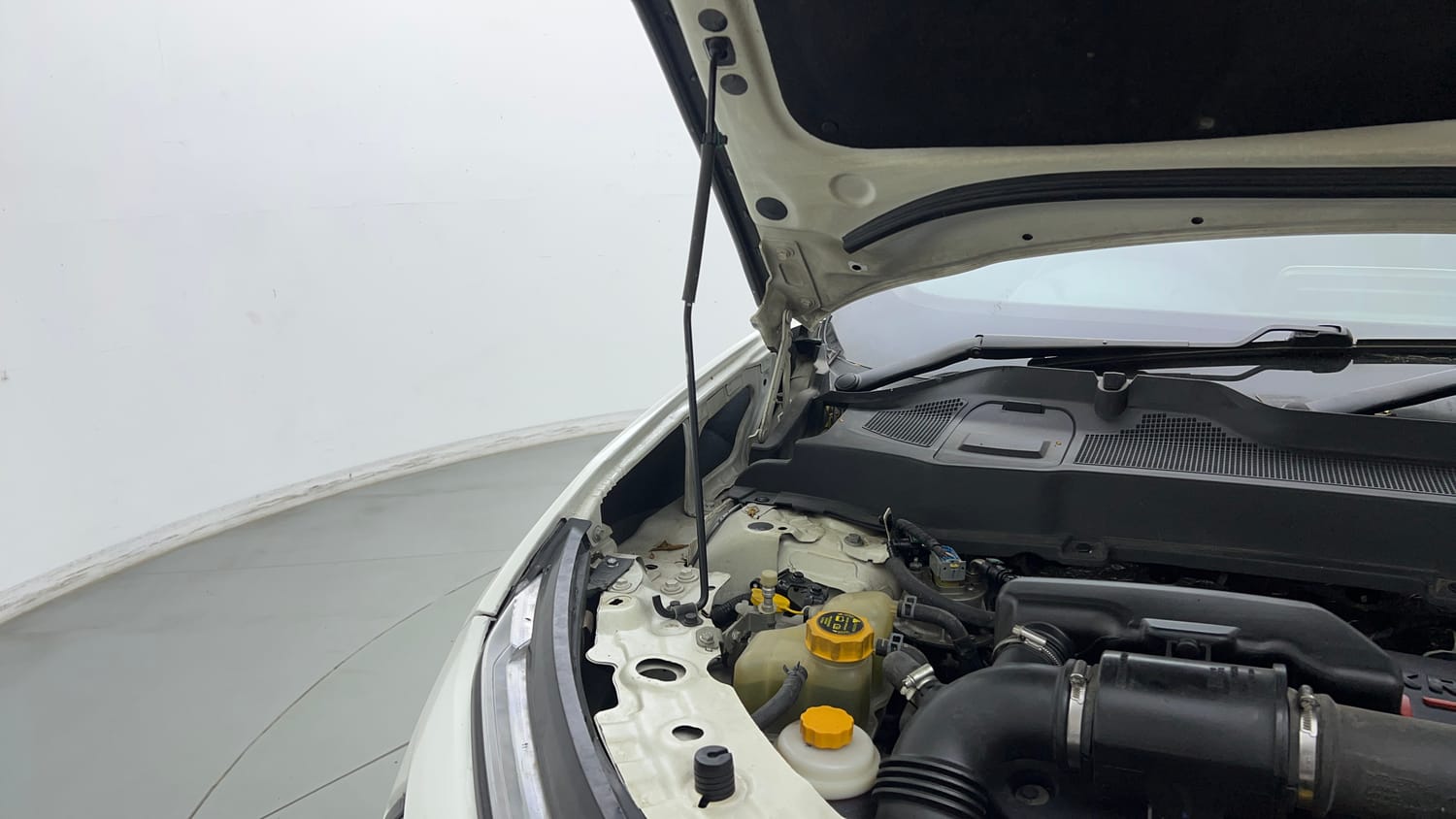 Used 2022 Tata Harrier XTA Plus Diesel Automatic engine ENGINE RIGHT SIDE HINGE & APRON VIEW