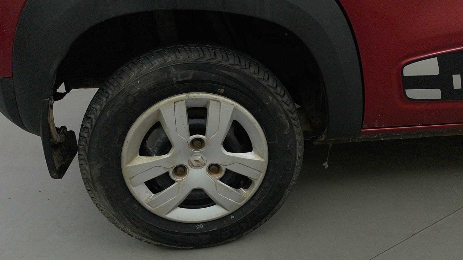 Used 2016 Renault Kwid 1.0 RXT Petrol Manual tyres RIGHT REAR TYRE RIM VIEW