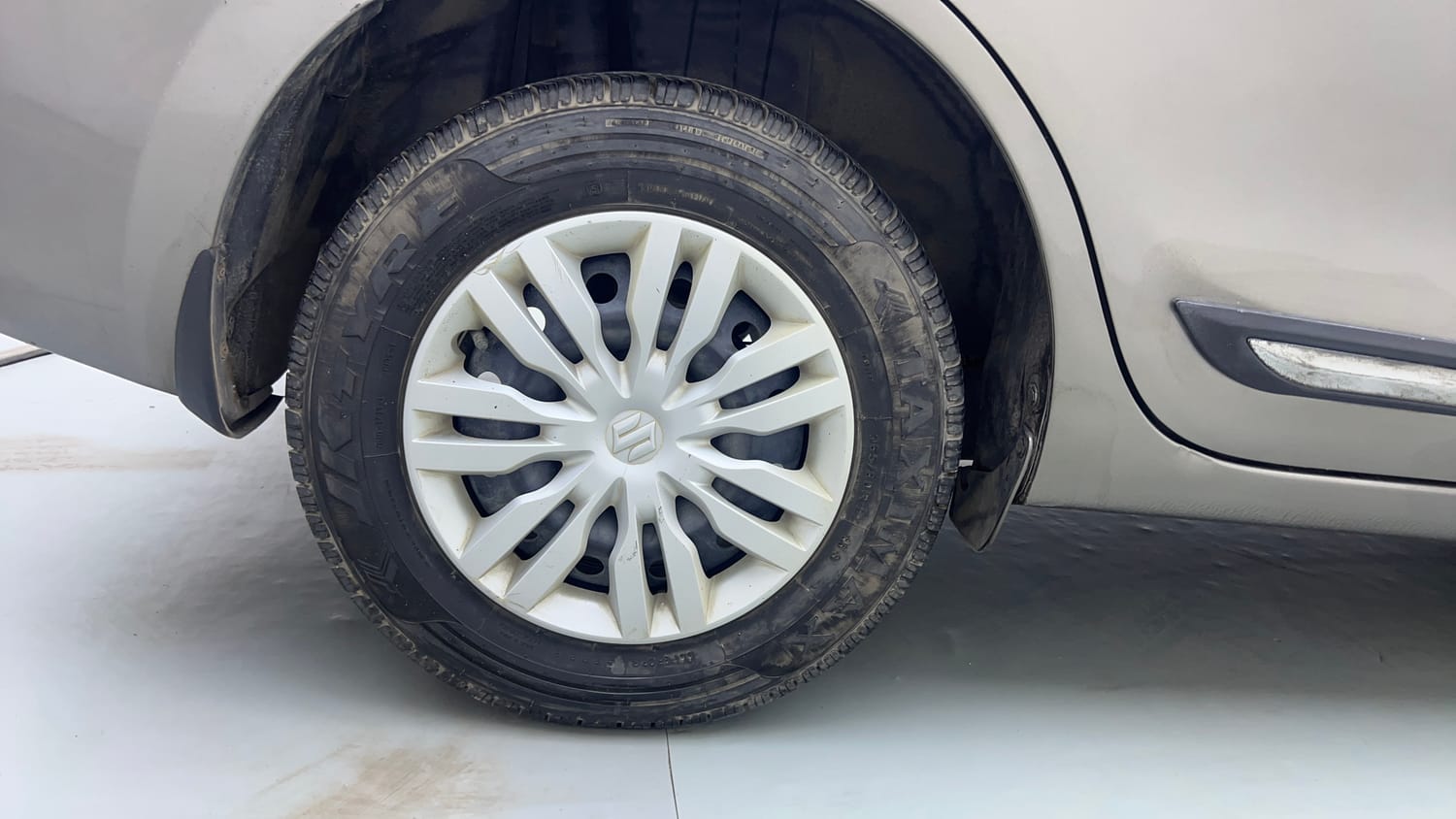 Used 2019 Maruti Suzuki Dzire VXi AMT Petrol Automatic tyres RIGHT REAR TYRE RIM VIEW