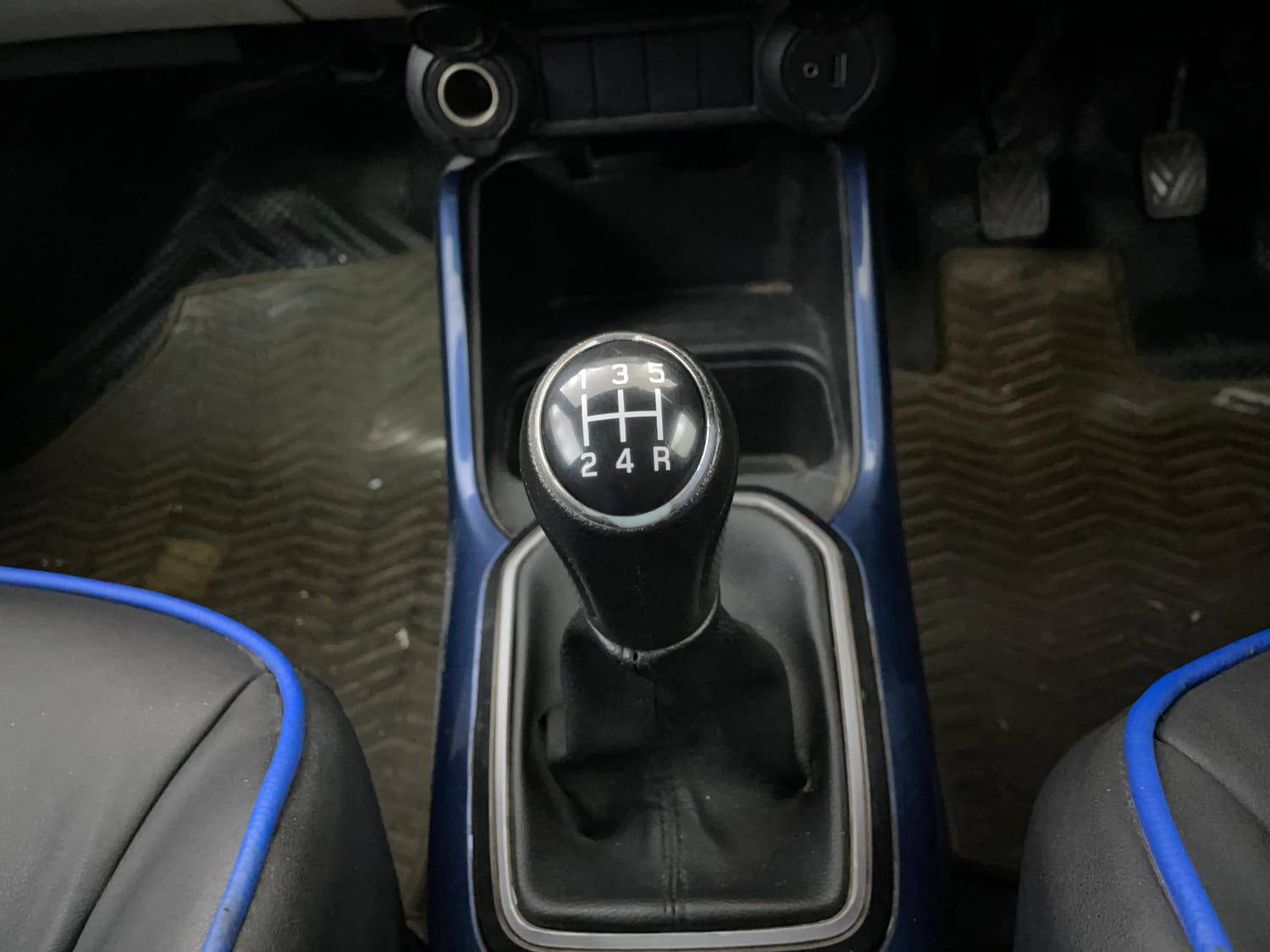 Used 2022 Maruti Suzuki Ignis Alpha 1.2 MT Petrol Manual interior GEAR  KNOB VIEW
