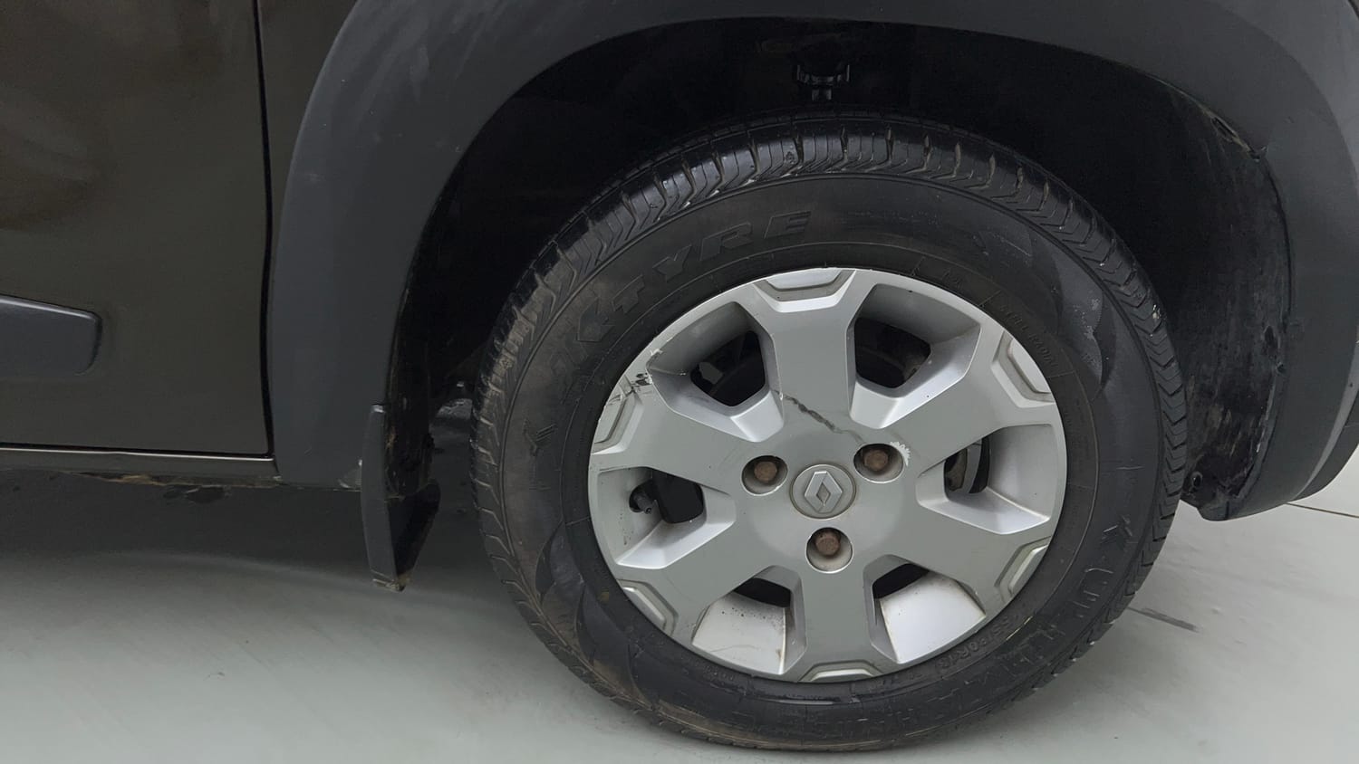 Used 2018 Renault Kwid CLIMBER 1.0 Petrol Manual tyres RIGHT FRONT TYRE RIM VIEW
