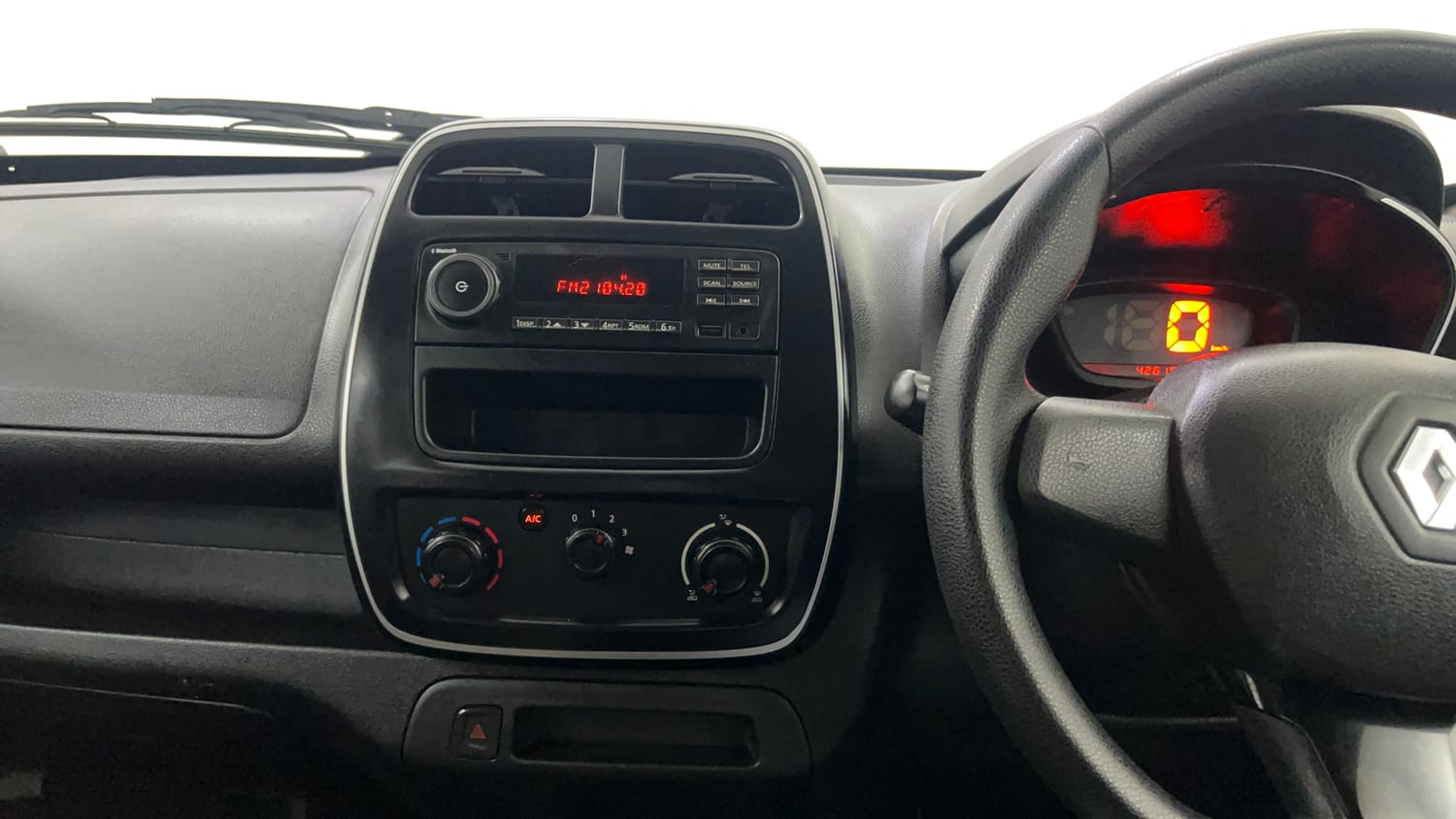 Used 2017 Renault Kwid RXL Petrol Manual interior MUSIC SYSTEM & AC CONTROL VIEW