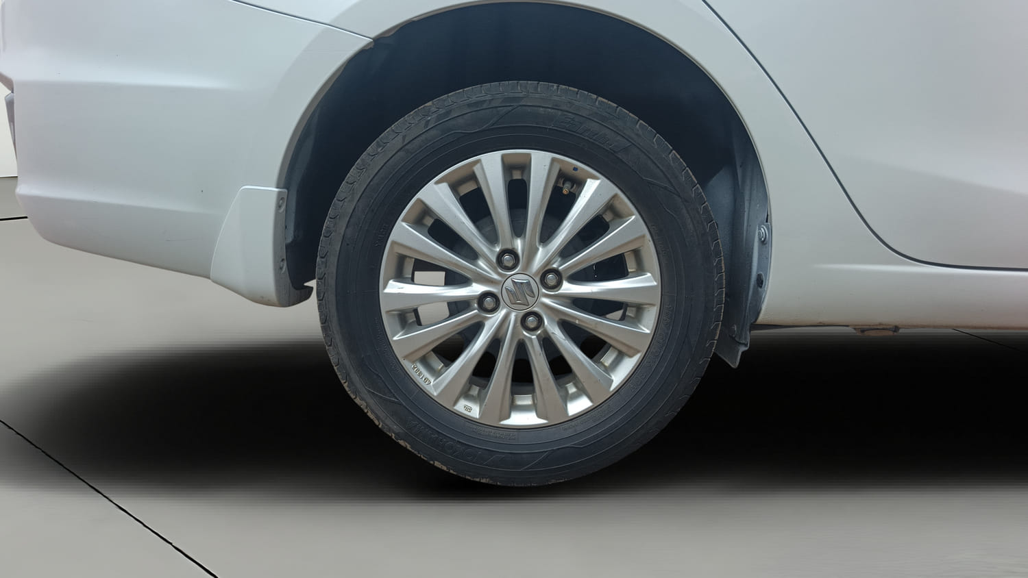 Used 2018 Maruti Suzuki Ciaz Delta Hybrid 1.5 Petrol Manual tyres RIGHT REAR TYRE RIM VIEW