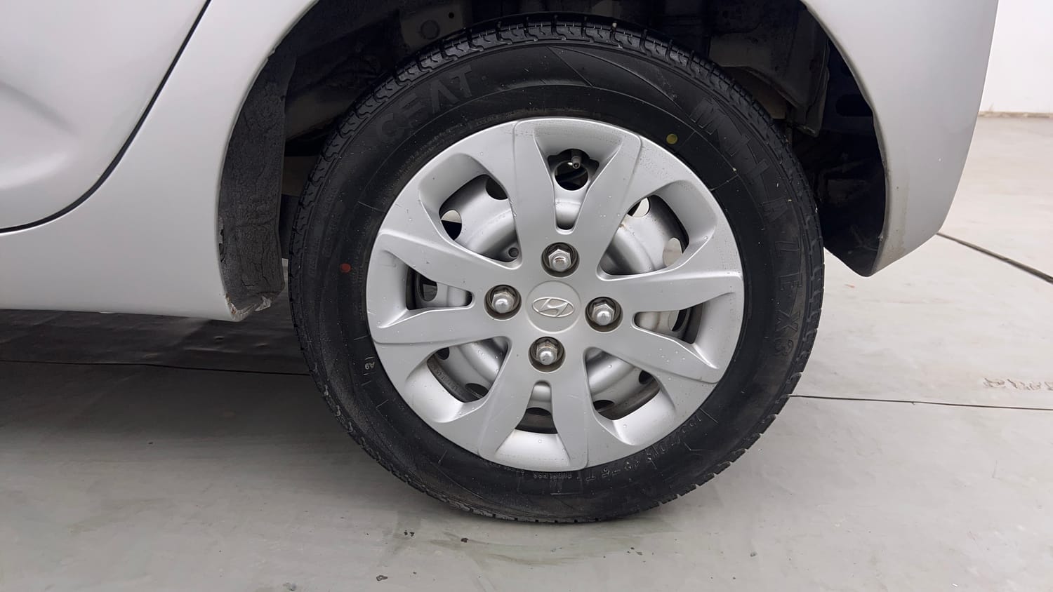 Used 2014 Hyundai Eon Sportz Petrol Manual tyres LEFT REAR TYRE RIM VIEW